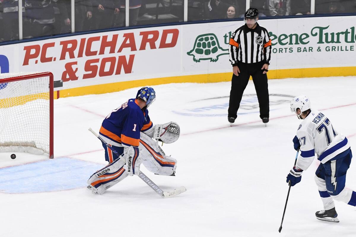 Arbitro de NHL desde hace 21 años hace polémico comentario al aire y es suspendido de por vida