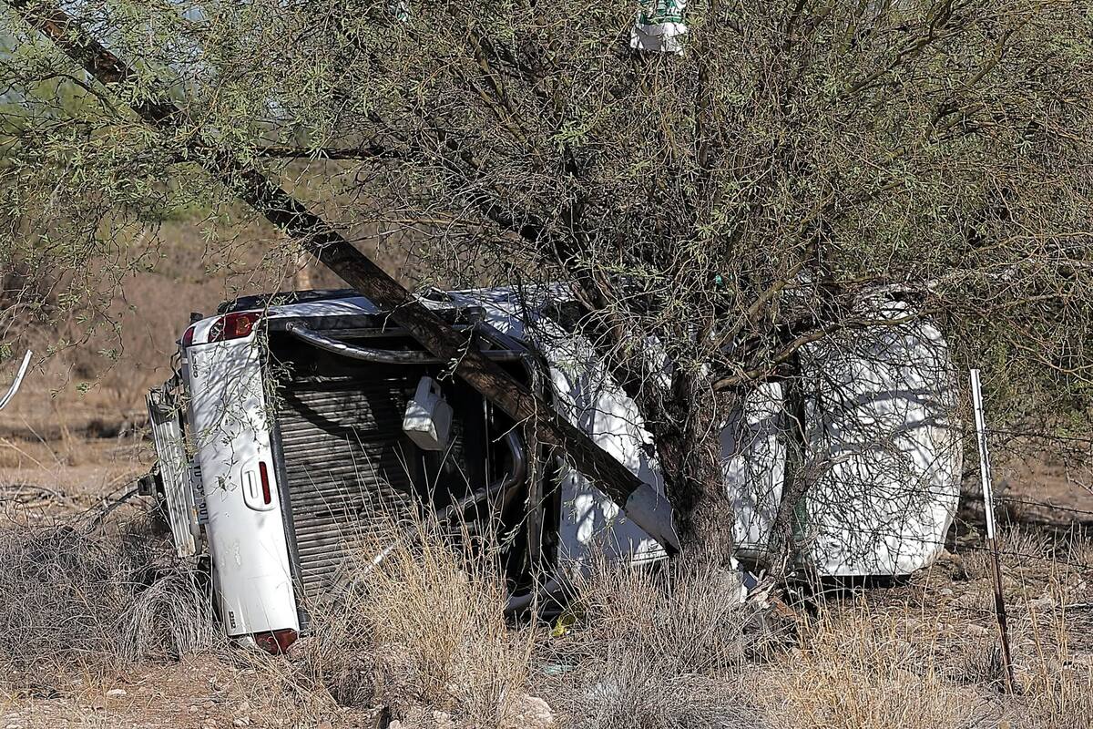 Se voltea pick up en la carretera rumbo a Sahuaripa; chofer está a salvo pero se registran cuantiosos daños