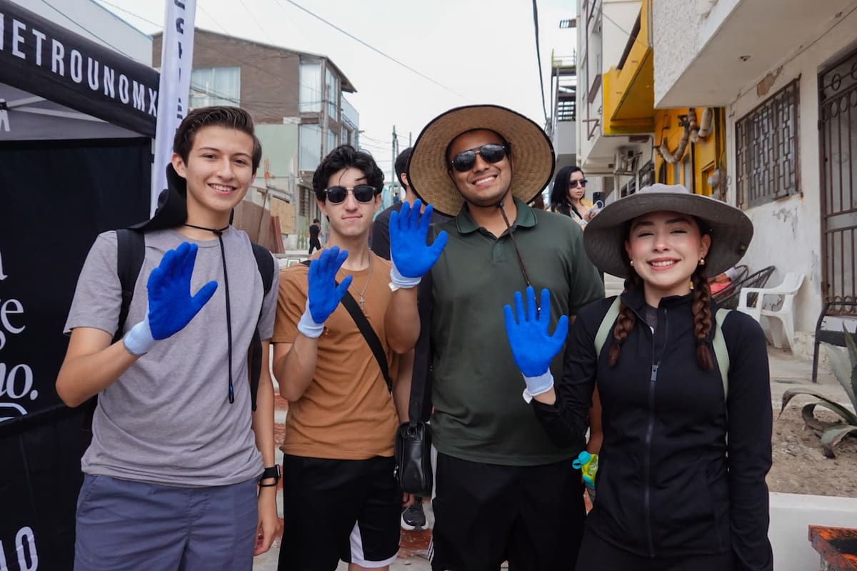 Tijuanenses retiran residuos de Playas de Tijuana durante jornada de limpieza