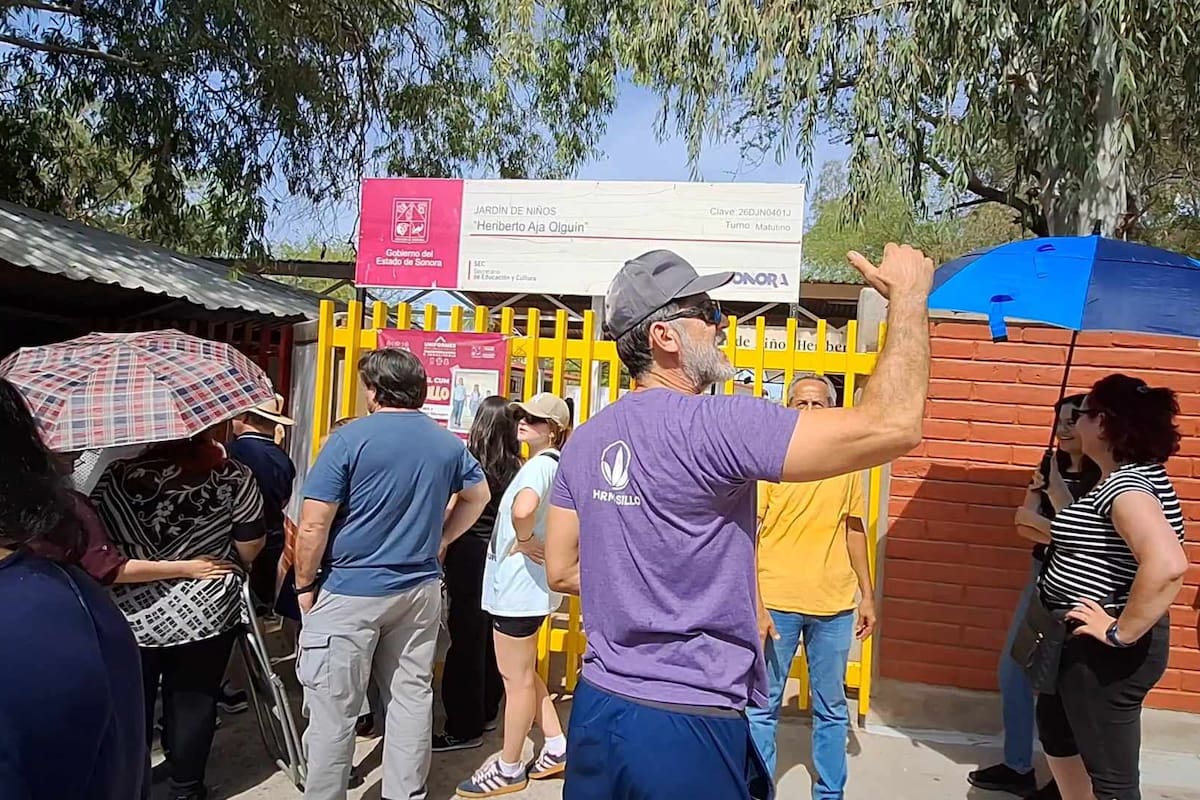 Héctor ayuda a coordinar a votantes ante desesperación por retraso en apertura de casilla de Hermosillo