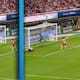 VIDEO: Chicharito vuelve a perder una increíble oportunidad solo frente a la portería