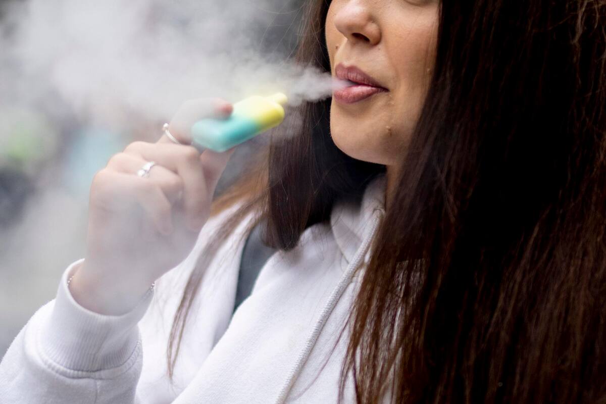 Encuentran cambios similares en el ADN de las células de fumadores y vapeadores