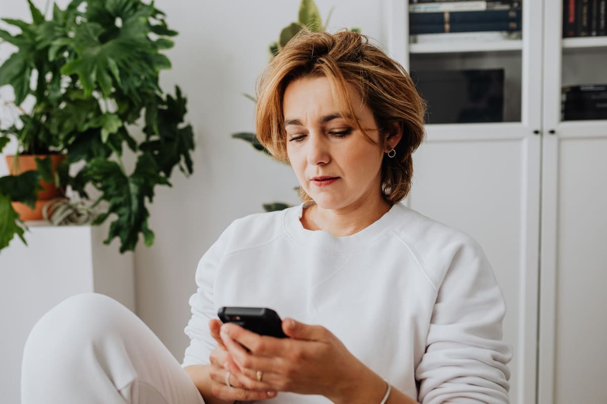 ¿Revisar el celular constantemente afecta la memoria? Esto dice un experto sobre su impacto en la concentración