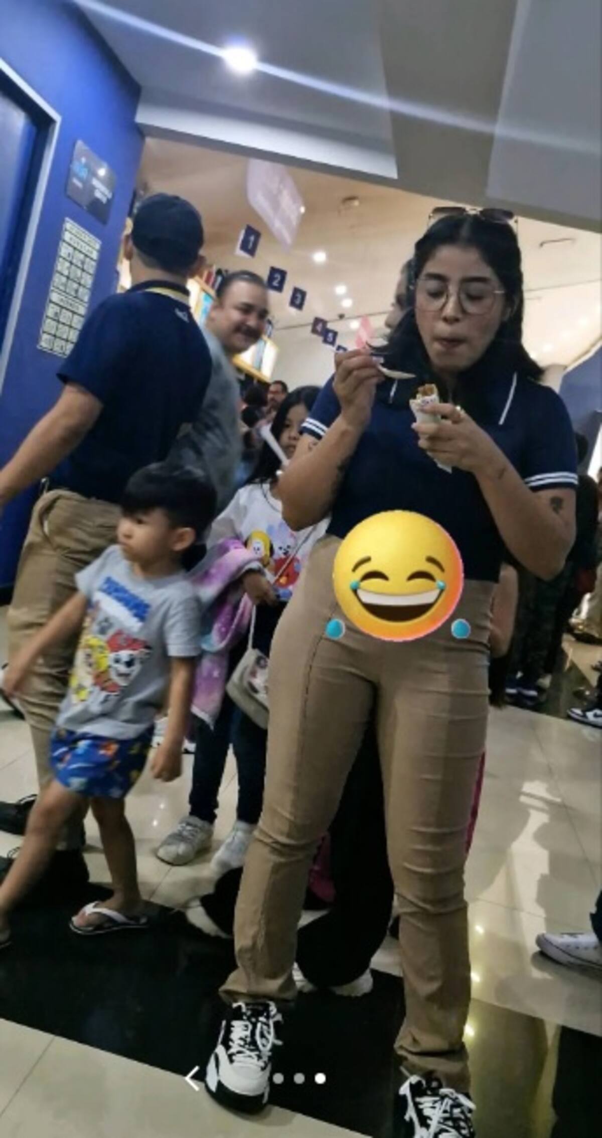 Nidia dándose cuenta que su atuendo se parece bastante al de los cinepolitos.