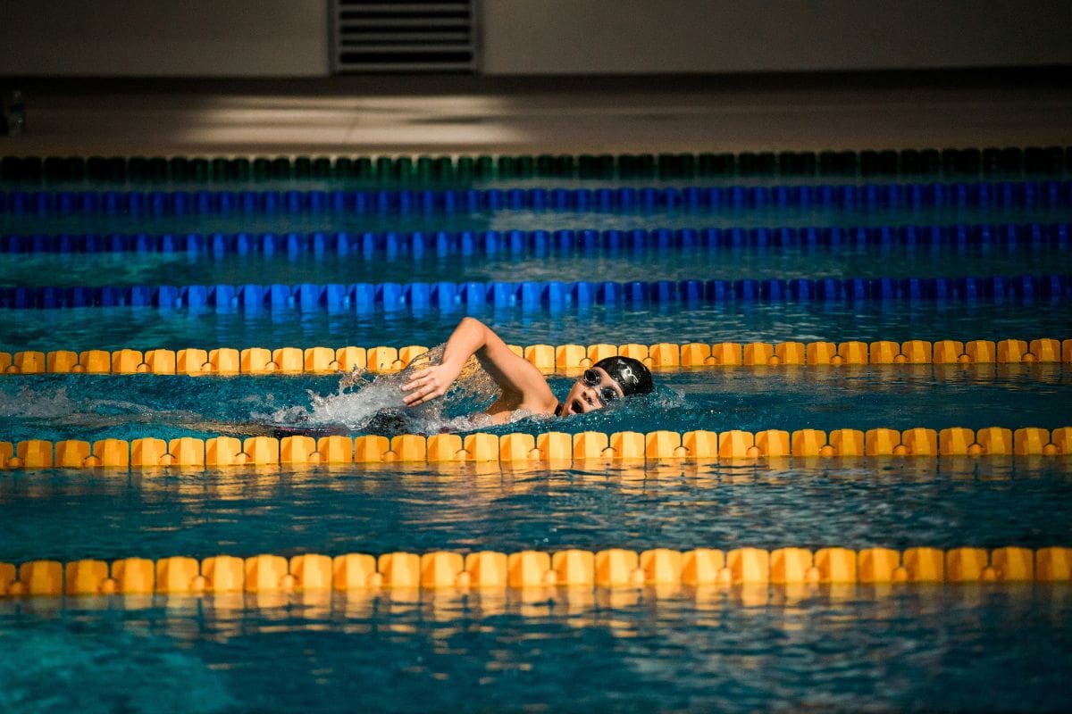 Por qué muchas mujeres están cambiando el gym por clases de natación (y qué beneficios tiene)
