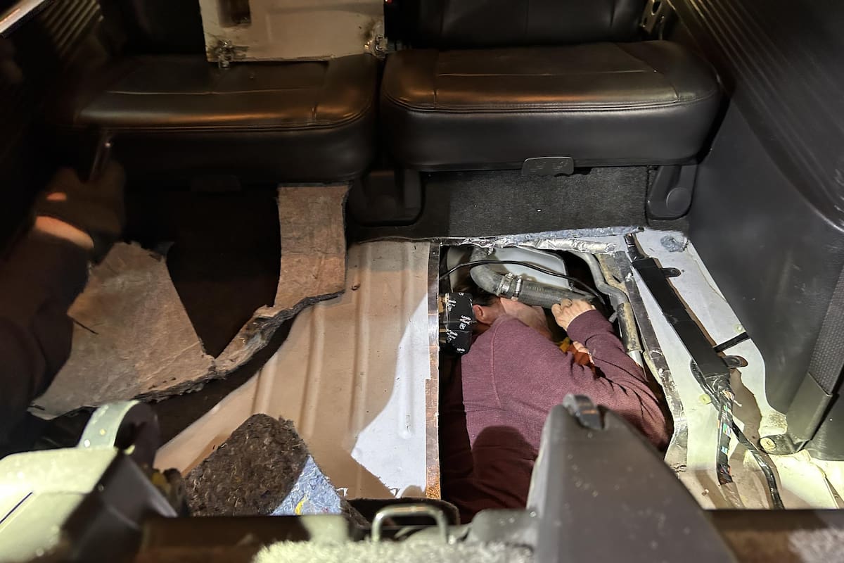 Hallan a persona escondida dentro de tanque de gasolina en garita de San Ysidro