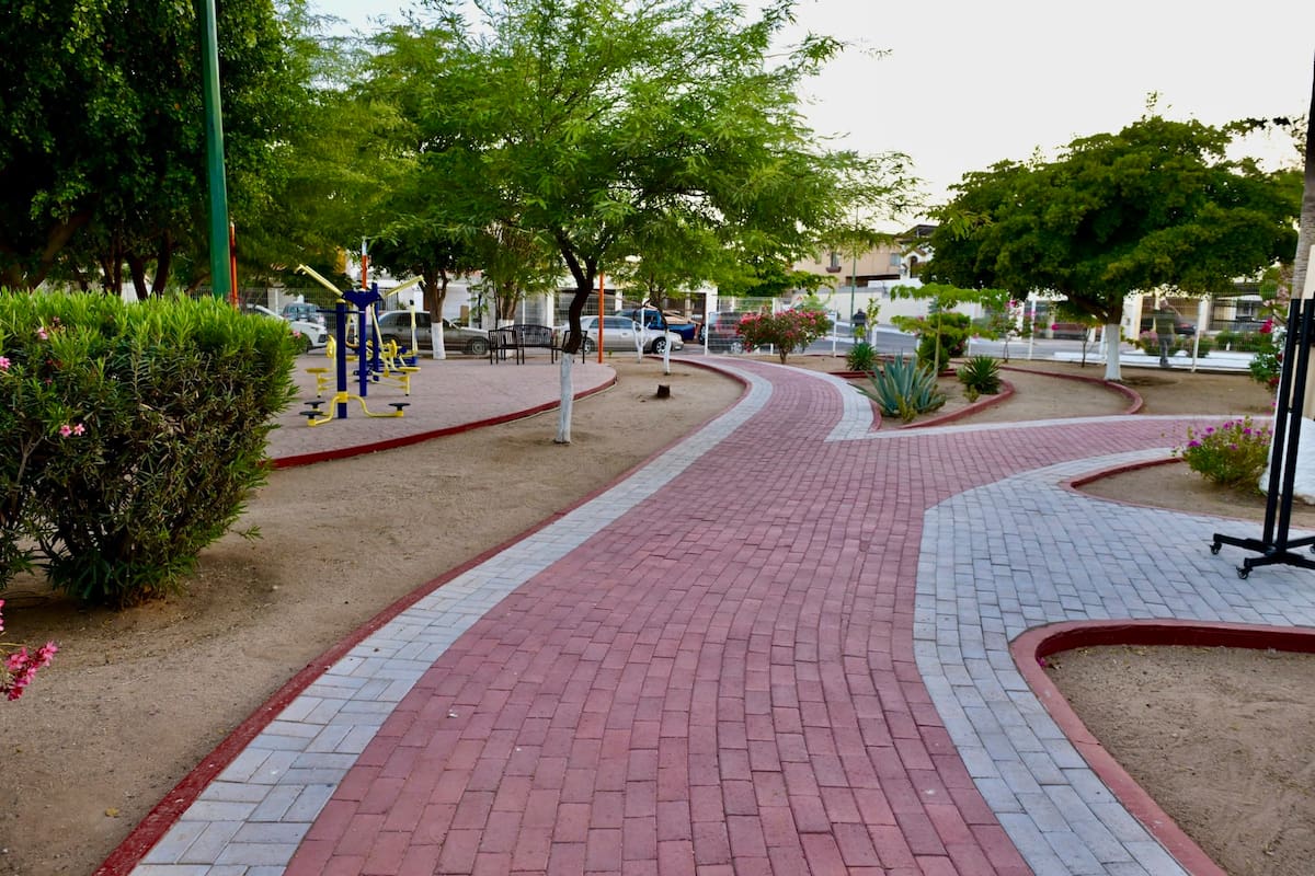La rehabilitación del parque incluyó la construcción de nuevos andadores para facilitar el acceso y la convivencia de las familias del sector.