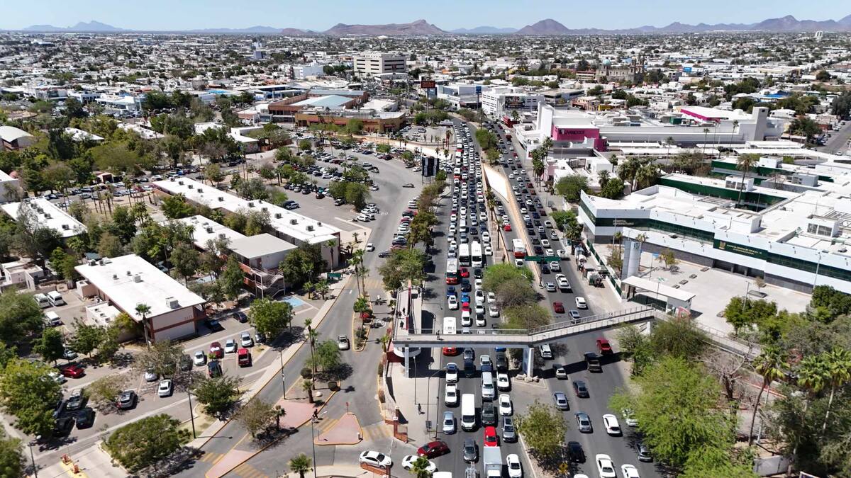 Sindicato de la UNISON bloquea calles en protesta por falta de avances en negociaciones
Foto: Julián Ortega.