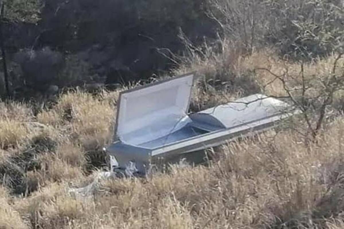 Inquieta ataúd al lado de carretera de la Ruta Río Sonora