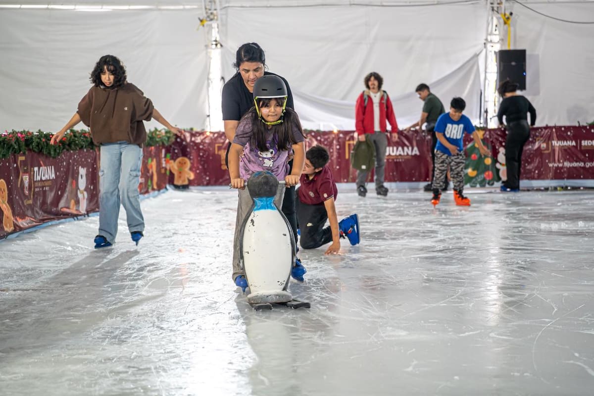 Inauguran pista de hielo gratuita en el Palacio Municipal de Tijuana
