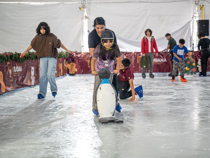 Inauguran pista de hielo gratuita en el Palacio Municipal de Tijuana