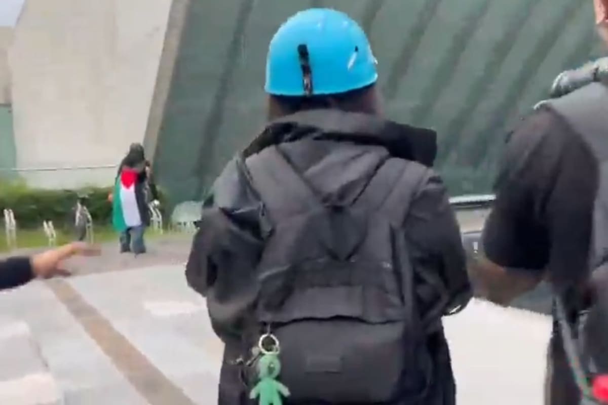 Encapuchados del Bloque Negro vandalizaron el MUAC y causaron destrozos durante la segunda marcha contra la gentrificación en CDMX. Foto: captura de video de El Universal