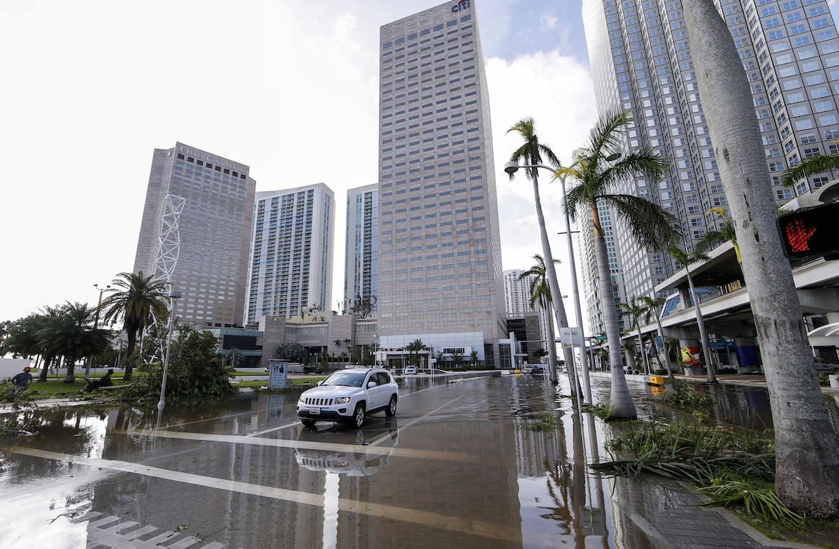Vista de una de las calles inundadas en Miami, Florida (Estados Unidos). Imagen de archivo. EFE/Erik S. Lesser