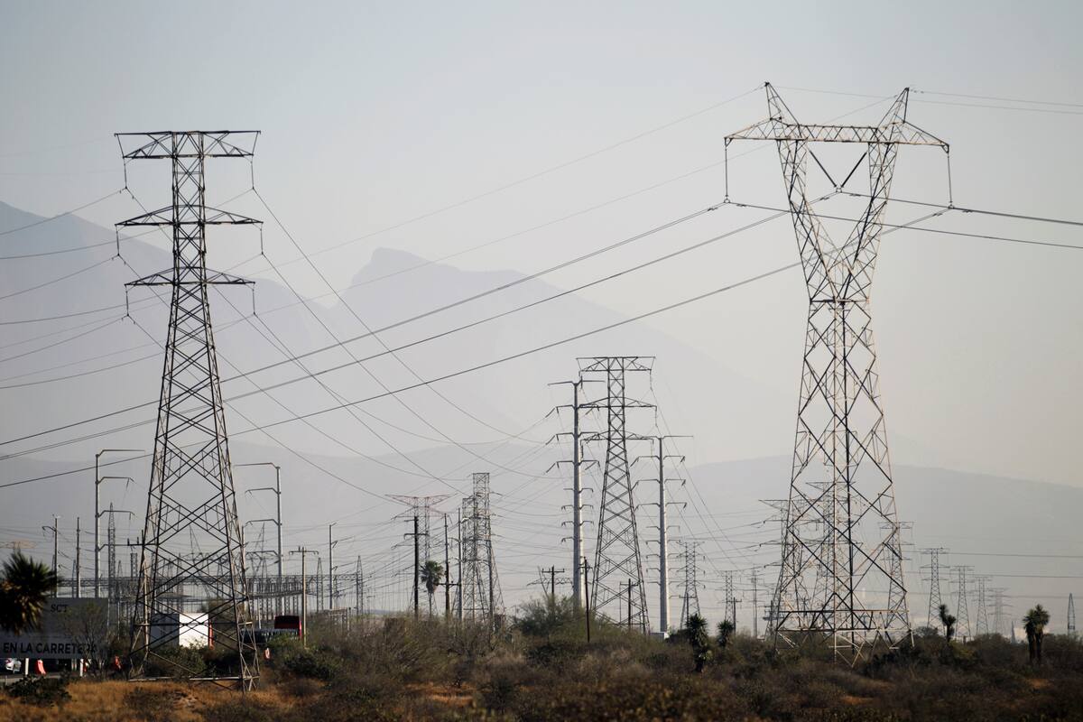 Una vista general muestra líneas eléctricas de alta tensión propiedad de la empresa estatal de electricidad de México conocida como Comisión Federal de Electricidad (CFE), en Santa Catarina, en las afueras de Monterrey, México, el 9 de febrero de 2021. REUTERS / Daniel Becerril/ Foto de archivo