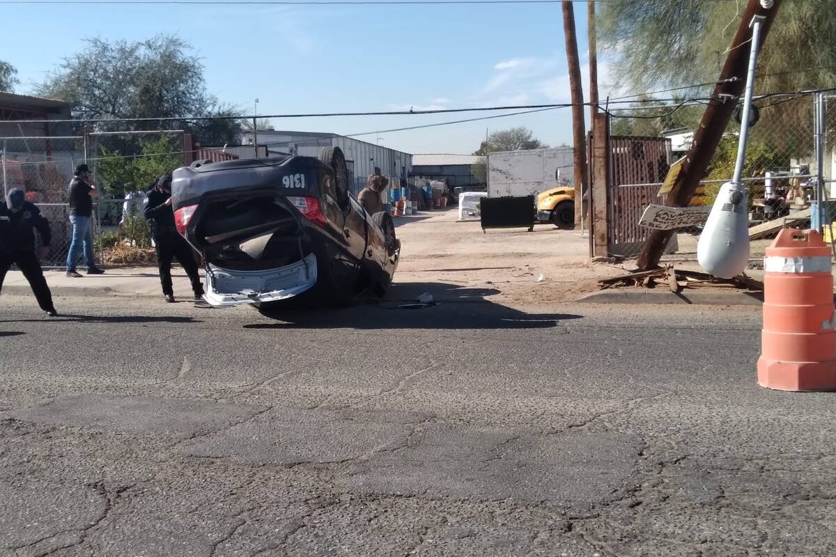 Vuelca taxi en Villa Colonial