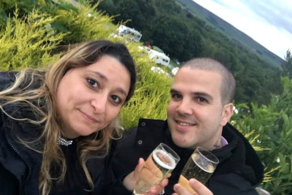 Le pidió matrimonio a su novia con un tatuaje en el pecho
