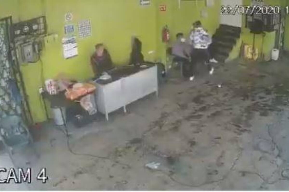 Golpean a ladrón que intentó robar en puesto de quesadillas.