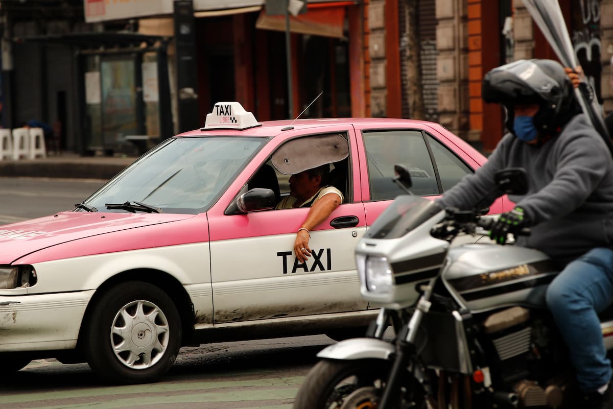 Vista de un automóvil de servicio de taxi publico en Ciudad de México (México). EFE/ José Méndez