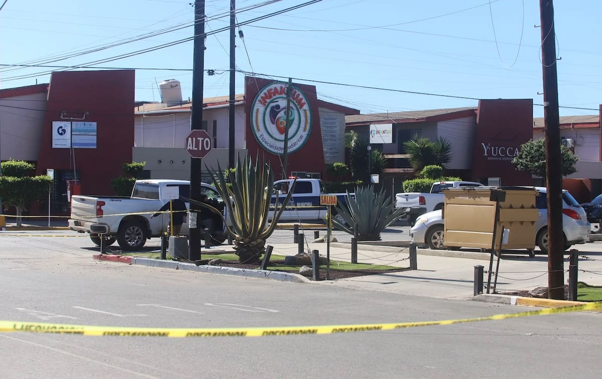Un motociclista murió tras recibir disparos de un policía municipal durante una persecución en Ensenada, luego de que presuntamente accionara un arma de fuego contra los agentes. La DSPM informó que colaborará con las autoridades para esclarecer los hechos. Foto: Cortesía / Border Zoom