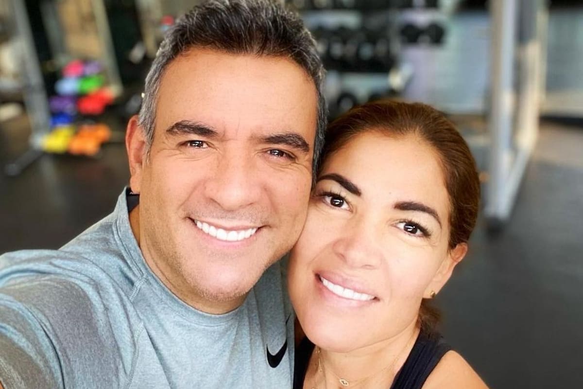 Héctor Sandarti celebra 6 años de matrimonio