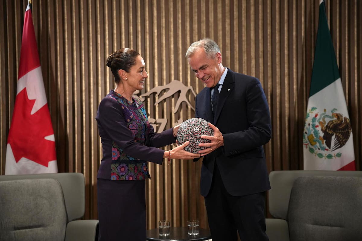 Fotografía cedida este martes por la presidencia de México, de la mandataria mexicana, Claudia Sheinbaum (i) regalando un balón de fútbol al primer ministro canadiense, Mark Carney (d) durante una reunión en el marco de la Cumbre de Líderes del G7 de Canadá. Sheinbaum avanzó en la actualización del tratado comercial con la Unión Europea (UE), durante su participación en la Cumbre de Líderes del G7, a la vez que sostuvo reuniones con el primer ministro indio, Narendra Modi, y el anfitrión de la cita, el primer ministro canadiense, Mark Carney. | Crédito: EFE/ Presidencia de México