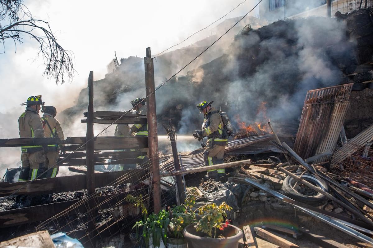 Incendio consume dos casas en Camino Verde