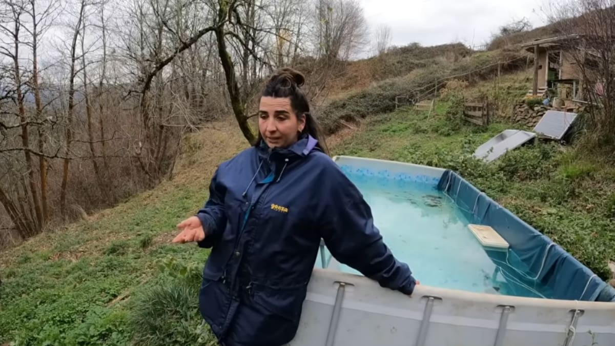 La disponibilidad de sol y lluvia influye directamente en su rutina, porque de ellas dependen parte de la electricidad y del agua que utiliza cada día.
