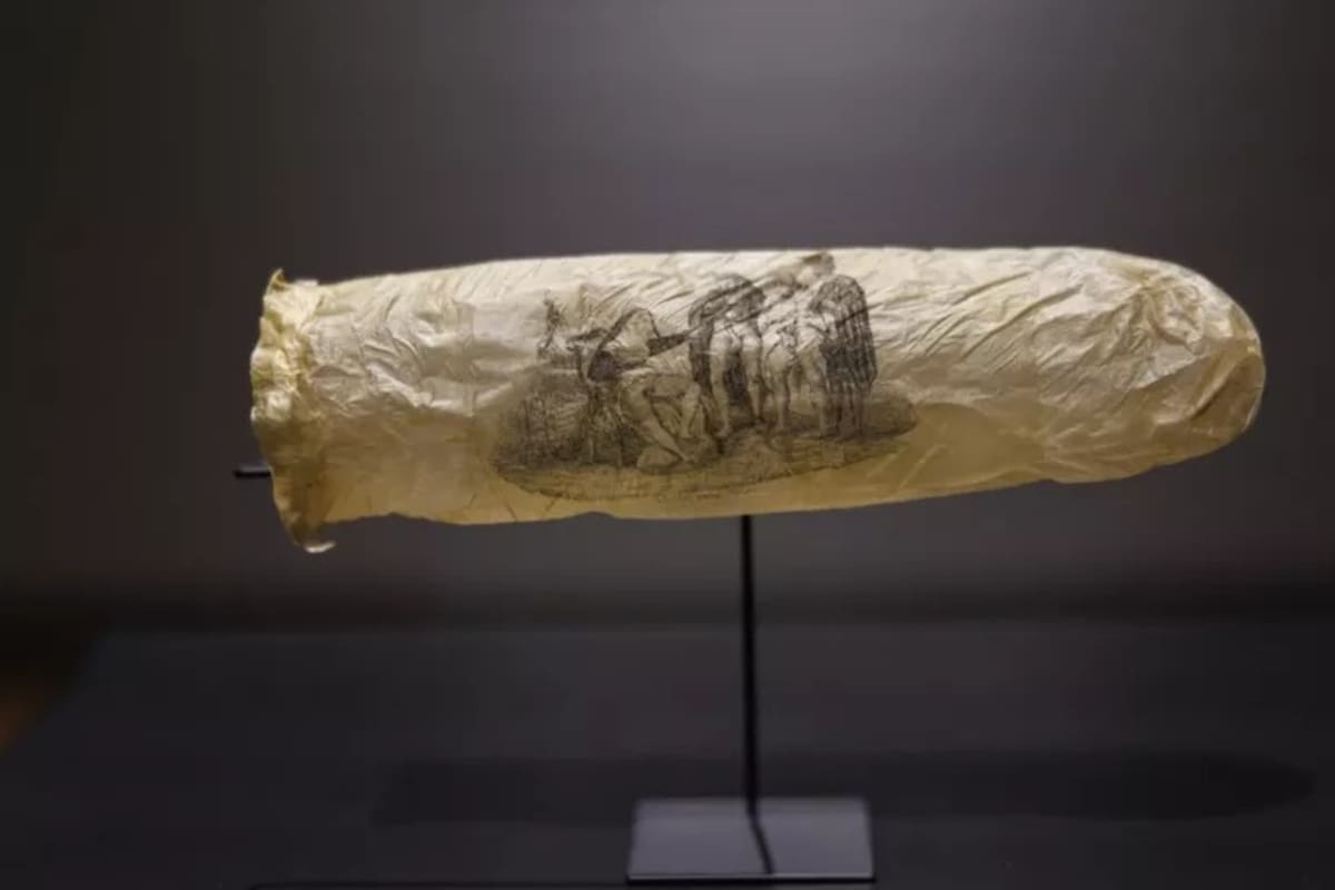 Exhiben condón de casi 200 años hecho con intestino de oveja en museo de Ámsterdam