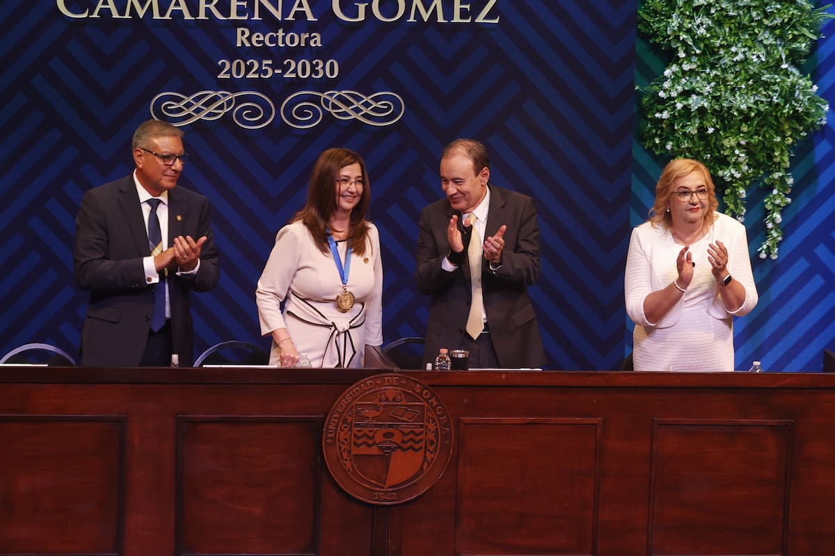 De izq. a der. Luis Enrique Riojas, Dena María Jesús Camarena, el gobernador Alfonso Durazo y Rita Plancarte Martínez. FOTO: TEODORO BORBÓN