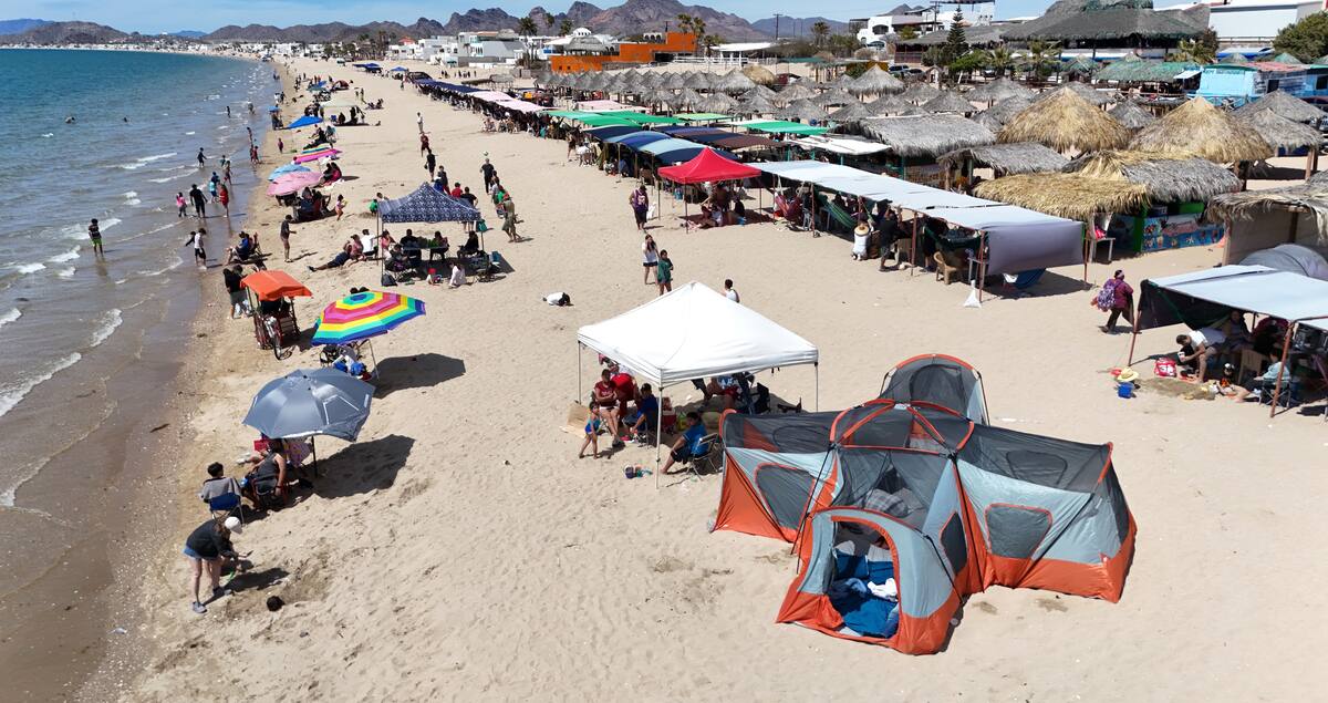 turistas disfrutan de un día agradable en Bahía a de Kino. / Imagen de archivo.
