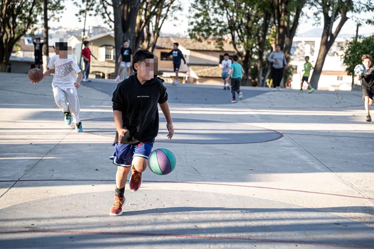 Familias se manifestaron para exigir el libre uso de la cancha en el parque Lomas Hipódromo, luego de que fueran retirados los aros de básquetbol y se aplicara un reglamento interno del comité vecinal. Foto: Border Zoom