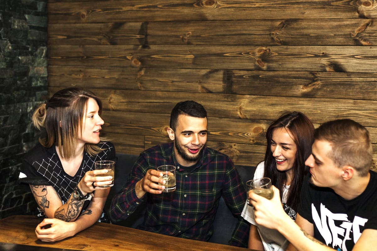 El precio invisible de ser “siempre el que invita”, análisis de expertos