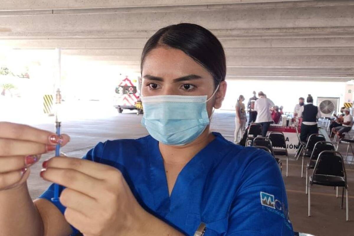 A pesar de largas jornadas, enfermera Luz Anahí está feliz de ver gente inmunizándose contra Covid-19