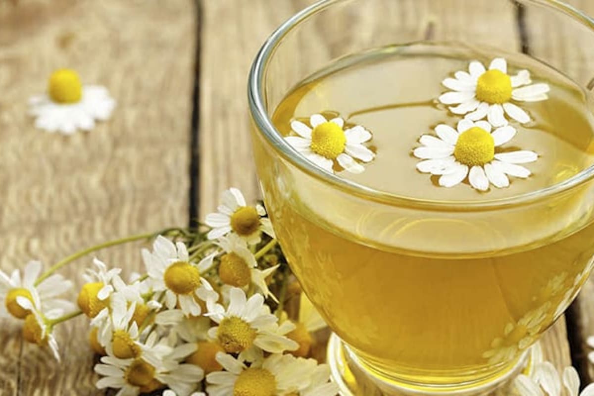 ¿Por qué la manzanilla aclara el cabello?