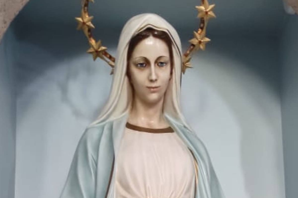 Atrae a fieles imagen de Virgen en Magdalena: Aseguran verla llorar