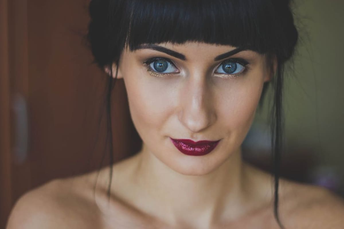 El tip del lápiz blanco en la línea de agua para ojos más grandes