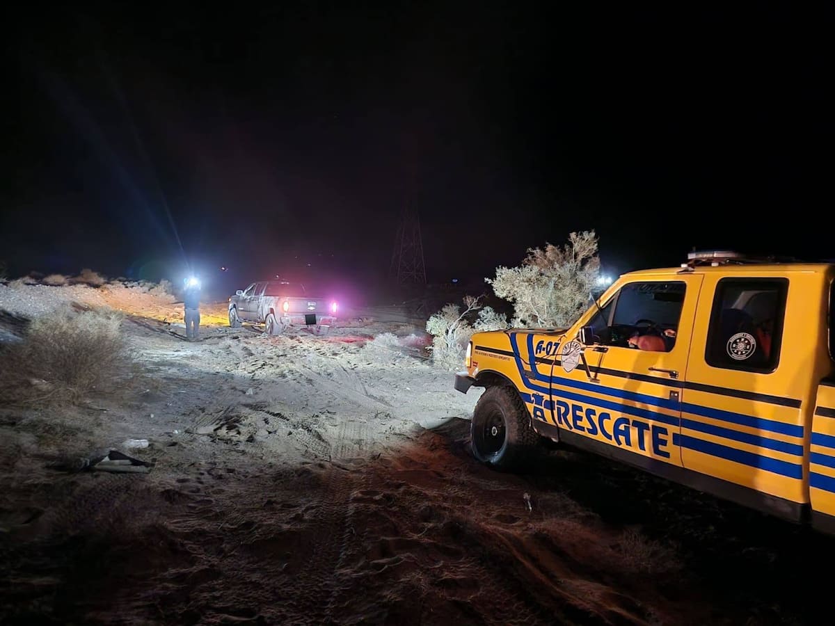 res vehículos quedaron varados durante varias horas en el área de Laguna Salada, por lo que elementos de Grupo de Rescate Aguiluchos l Foto: Cortesía