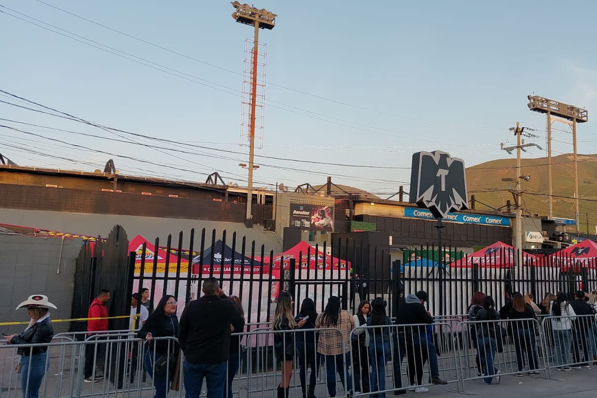 Fans de Carin León llegan al estadio Chevron de Tijuana