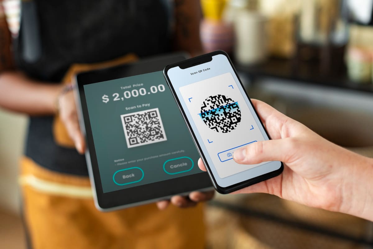 Aunque elimina comisiones, su uso depende de que tanto el negocio como el cliente tengan acceso a Internet y a una app bancaria compatible. | Foto: Freepik