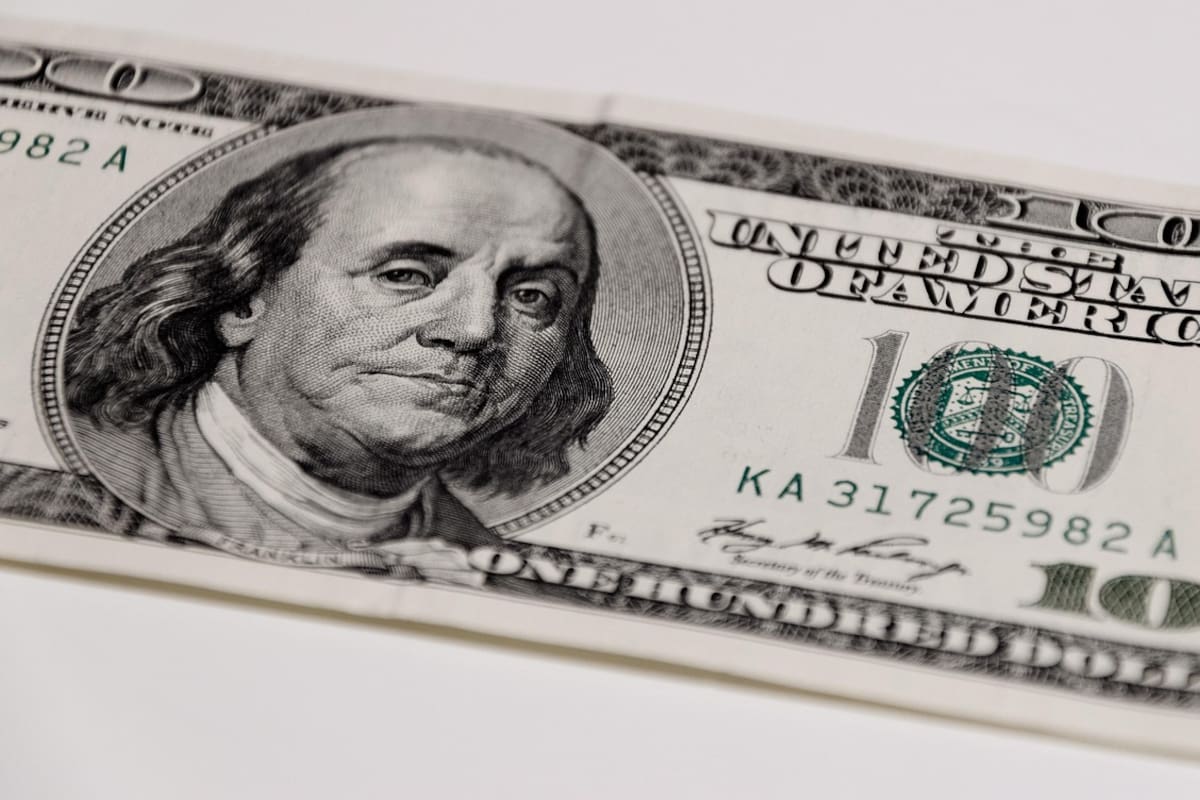 El día de hoy el valor del dólar es de 17.10 pesos a la venta en casas de cambio locales de Mexicali