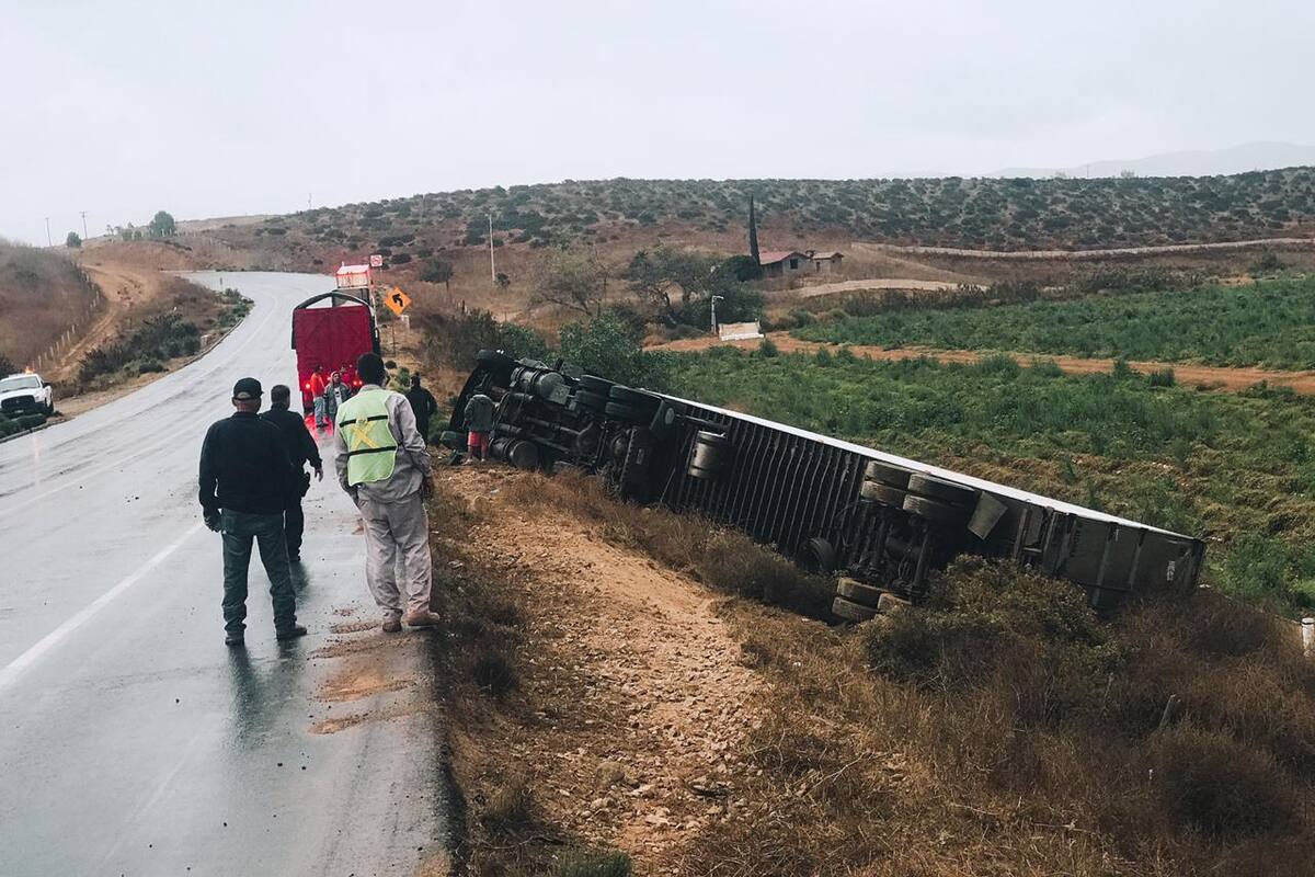 Se registran tres volcaduras por lluvias