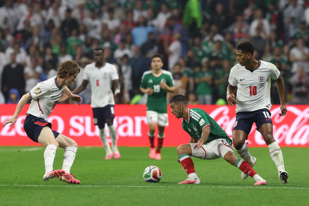 Érik Lira (2-d) de México disputa un balón con Jude Bellingham (d) de Inglaterra este domingo, en un partido por los octavos de final del Mundial de la FIFA 2026 entre México e Inglaterra en el estadio Azteca en Ciudad de México (México). La amenaza de una tormenta ha puesto en riesgo el inicio a tiempo del partido. | Crédito: EFE/ Alex Cruz