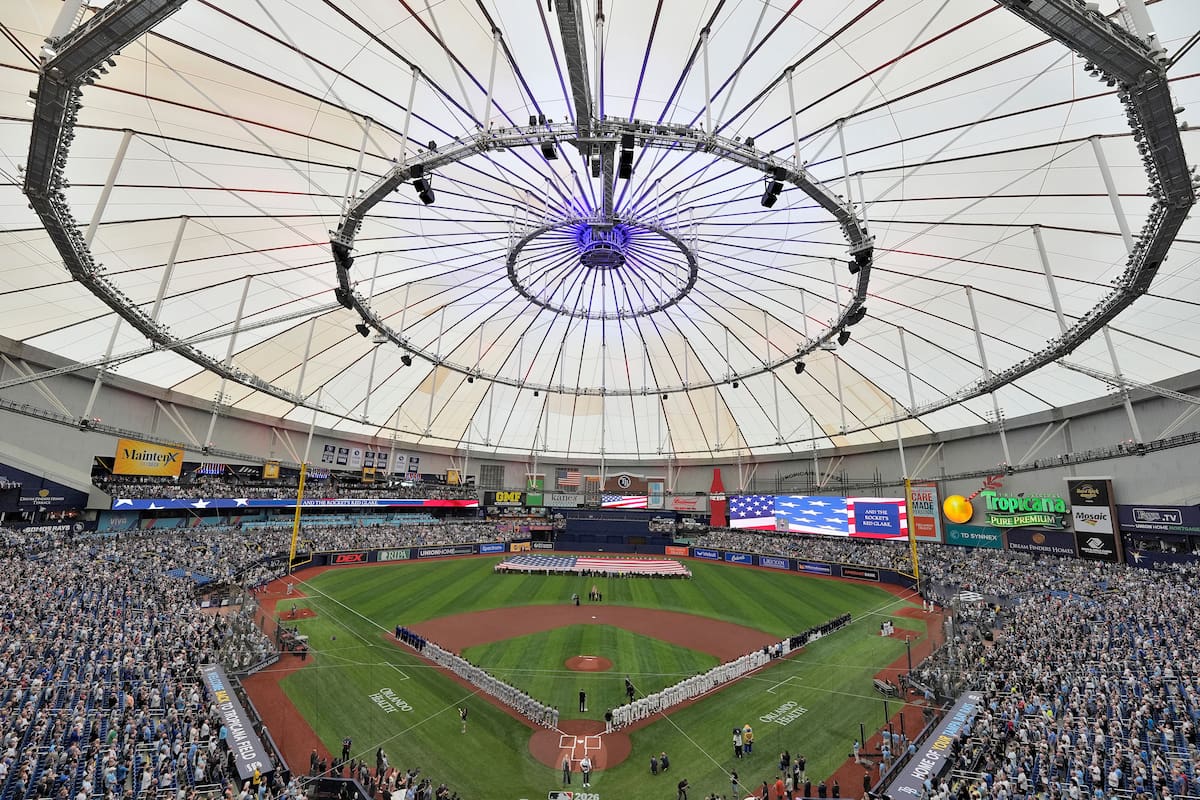 El artista country Eric Church entona el himno nacional de los Estados Unidos antes del encuentro entre los Rays de Tampa Bay y los Cachorros de Chicago en el remodelado Tropicana Field en St. Petersburg, Florida el lunes 6 de abril del 2026. (AP Foto/Chris O'Meara)