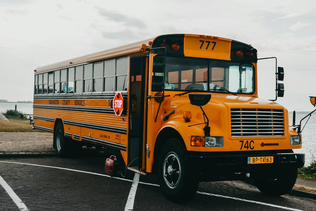EU: Despiden a conductora de bus escolar por beber alcohol; alega que la quimioterapia le afecta el sentido del gusto