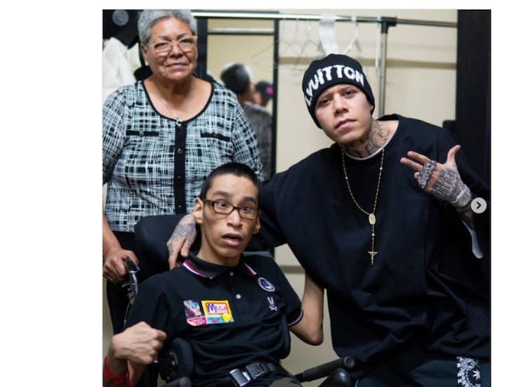 Joven mexicalense conoce a Santa Fe Klan en Fiestas del Sol