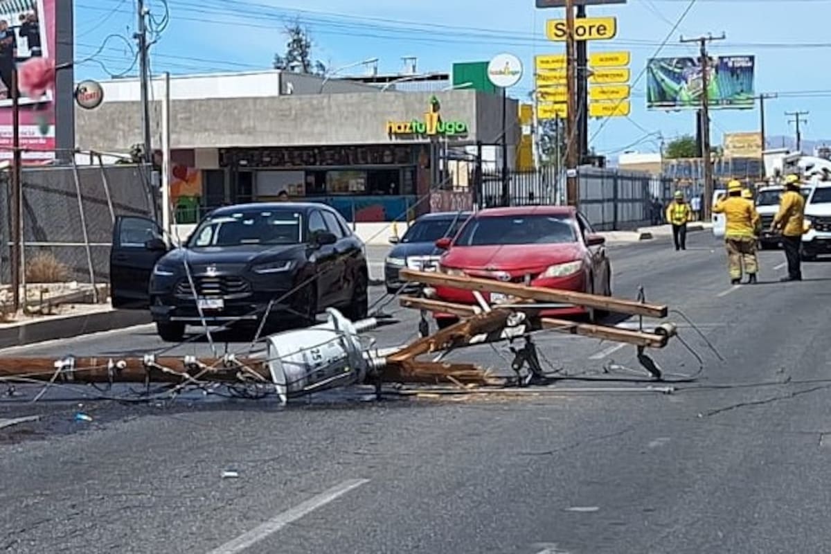 Tractocamión derriba cables y poste en Calzada Independencia; no hay lesionados