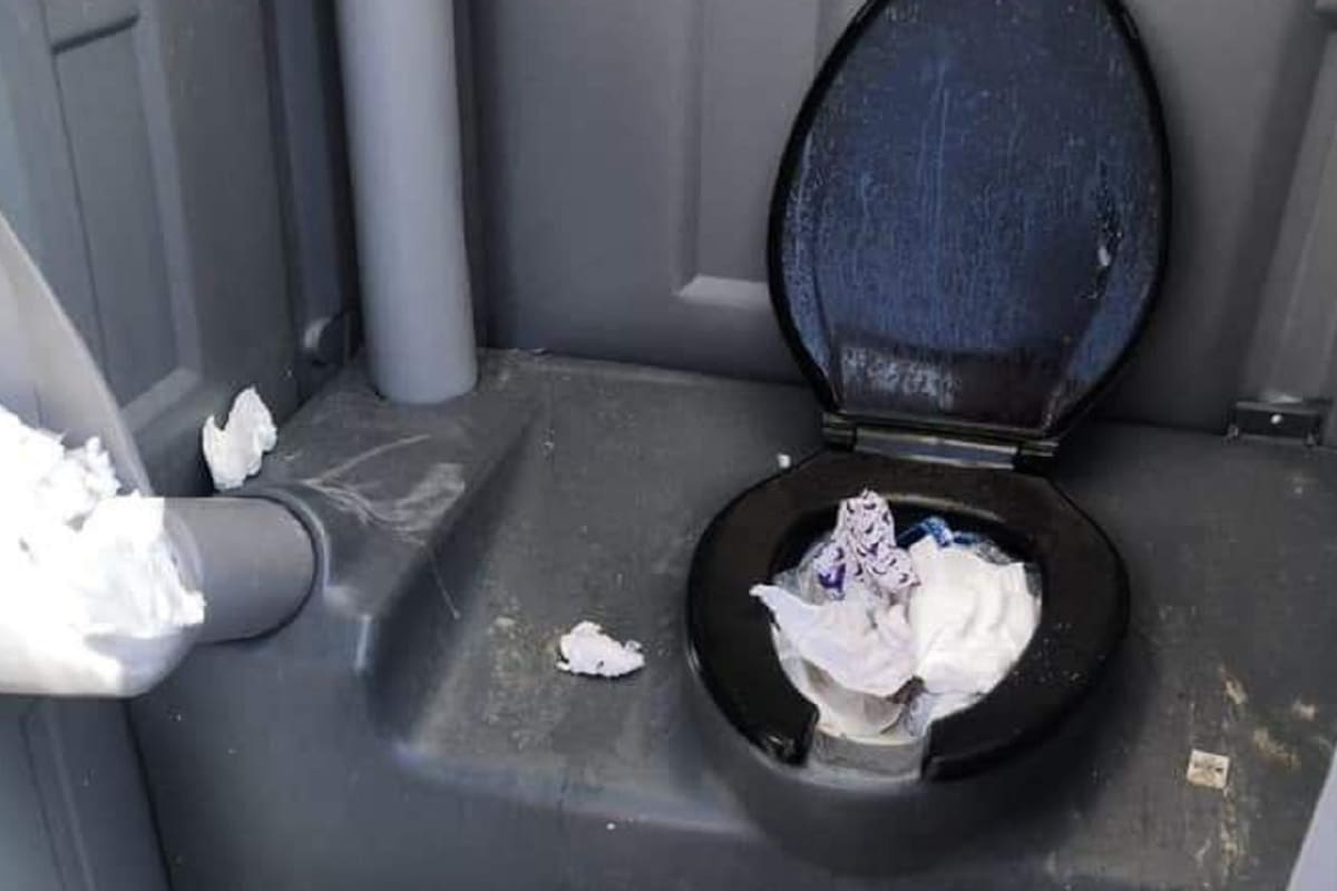 Exponen baños de Playa Hermosa totalmente sucios