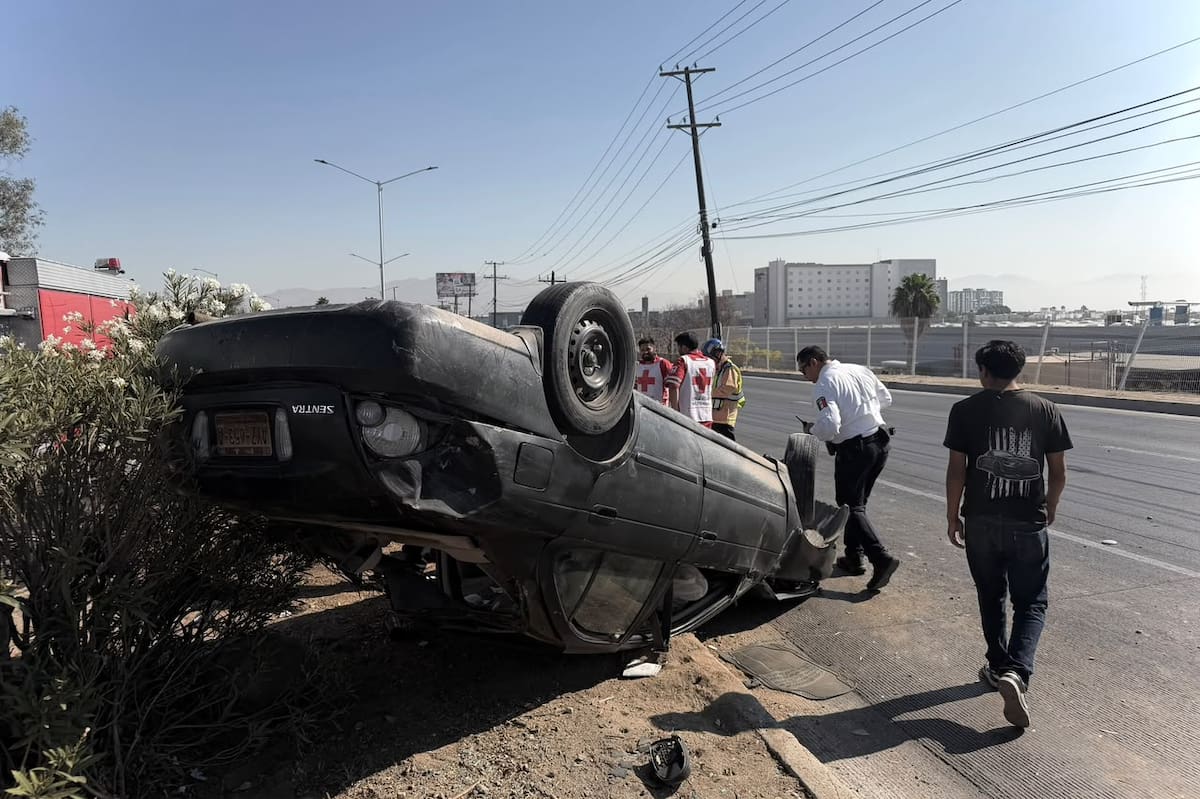 El Nissan Sentra terminó volcado sobre el camellón de la Calzada Tecnológico frente a la UABC. Foto: Border Zoom