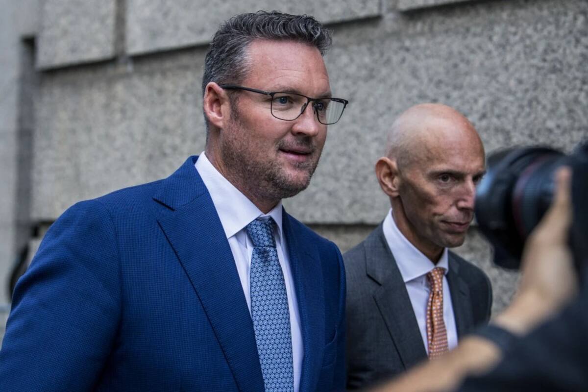 Trevor Milton (a la izquierda), sale del Palacio de Justicia Federal Thurgood Marshall el lunes 12 de septiembre de 2022, en Nueva York. | Crédito: AP/Brittainy Newman, archivo