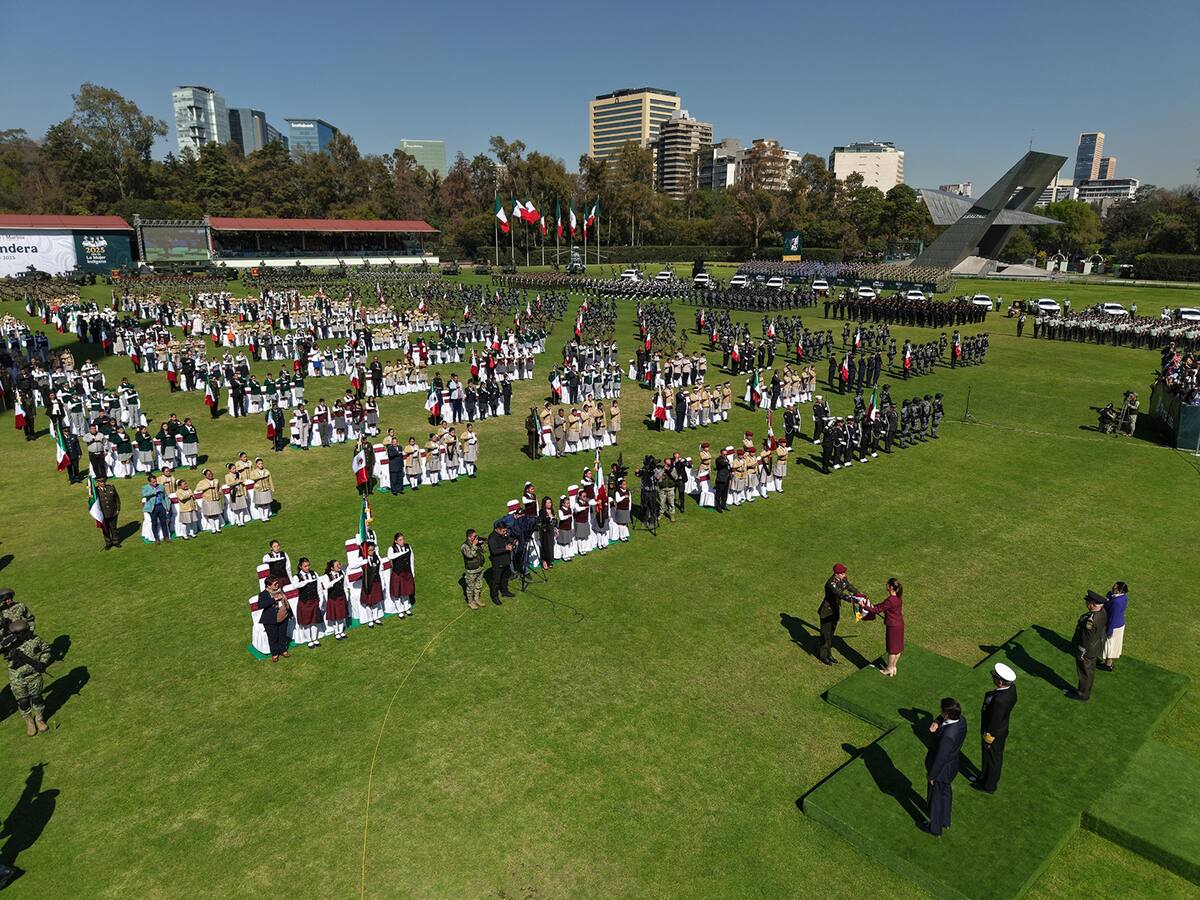 Cuauhtémoc, Ciudad de México. 24 de febrero 2025. La presidenta constitucional de los Estados Unidos Mexicanos, la Doctora Claudia Sheinbaum Pardo en Ceremonia Conmemorativa del Día de la Bandera. Acompañan a la presidenta: Trevilla Trejo, secretario de la Defensa Nacional; Raymundo Pedro Morales, secretario de Marina; Rosa Icela Rodríguez Velázquez, secretaria de Gobernación; Mario Delgado Carrillo, secretario de Educación Pública; Clara Brugada, Jefa de Gobierno de la Ciudad de México; Lázaro Cárdenas Batel, Jefe de la Oficina de la Presidencia; Sergio Carlos Gutiérrez Luma, presidente de la mesa directiva de la Cámara de Diputados; senador José Gerardo Fernández Noroña, presidente de la mesa directiva de la Cámara de Senadores. Foto: /Presidencia